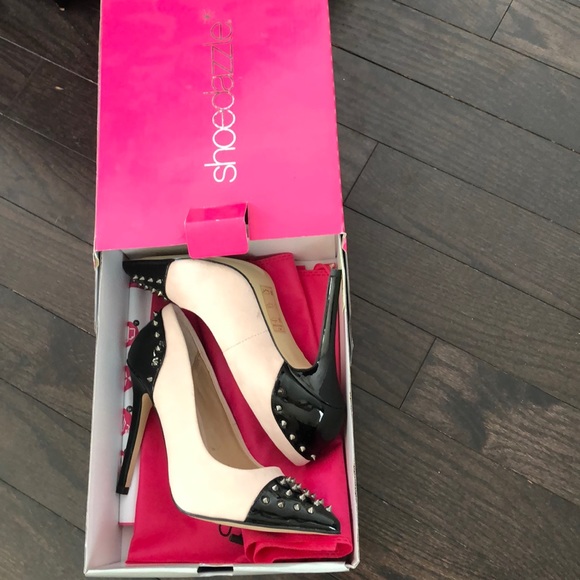 Edgy pumps with spiky hardware - Picture 7 of 7